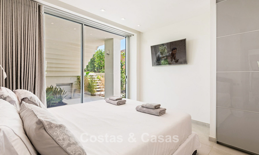 Exclusiva villa moderna en primera línea de playa en venta con acceso directo al mar en Mijas, Costa del Sol 797389
