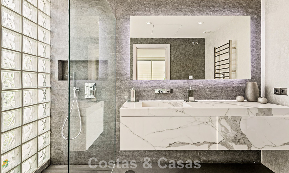 Exclusiva villa moderna en primera línea de playa en venta con acceso directo al mar en Mijas, Costa del Sol 797390