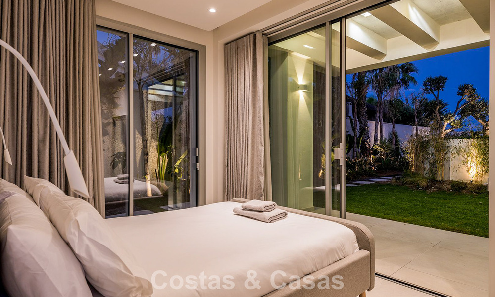 Exclusiva villa moderna en primera línea de playa en venta con acceso directo al mar en Mijas, Costa del Sol 797391