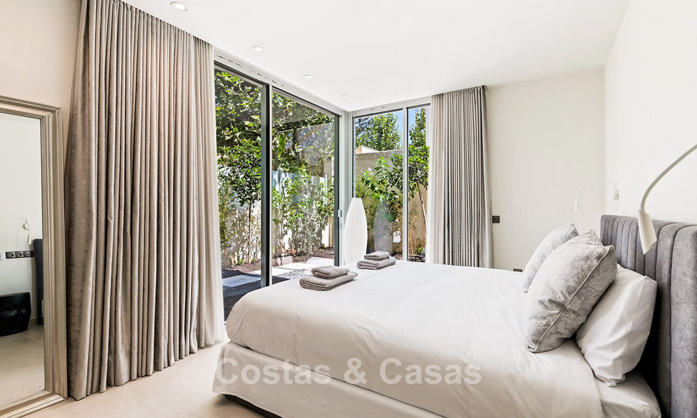 Exclusiva villa moderna en primera línea de playa en venta con acceso directo al mar en Mijas, Costa del Sol 797392