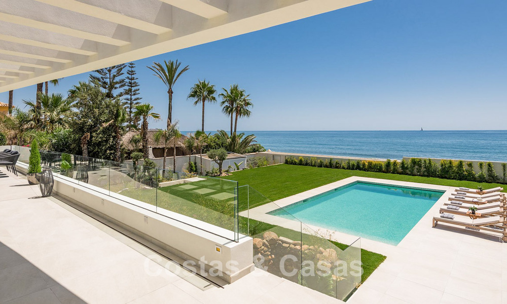 Exclusiva villa moderna en primera línea de playa en venta con acceso directo al mar en Mijas, Costa del Sol 797394