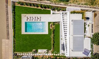 Exclusiva villa moderna en primera línea de playa en venta con acceso directo al mar en Mijas, Costa del Sol 797400 