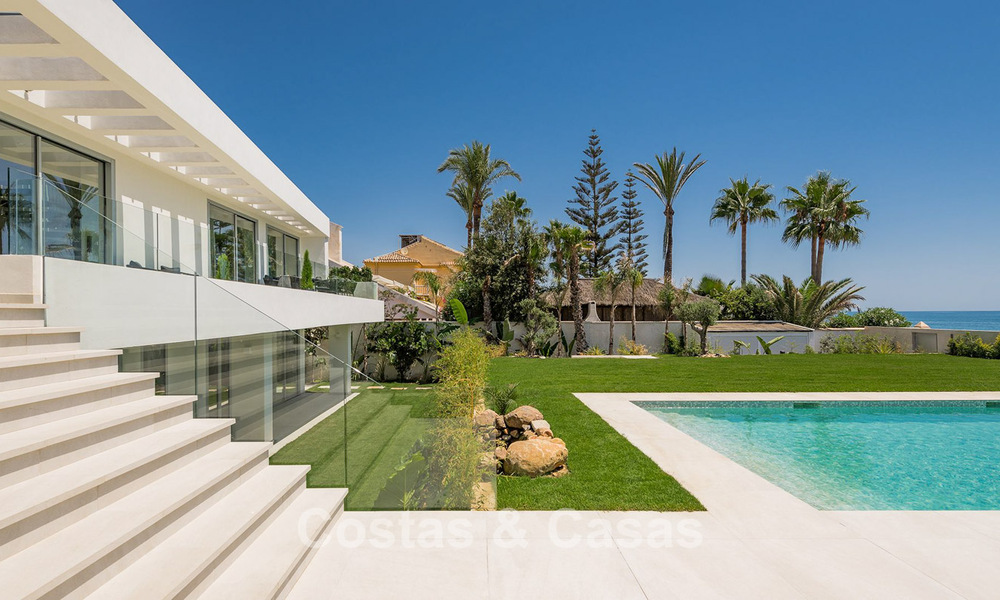 Exclusiva villa moderna en primera línea de playa en venta con acceso directo al mar en Mijas, Costa del Sol 797401