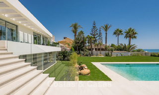 Exclusiva villa moderna en primera línea de playa en venta con acceso directo al mar en Mijas, Costa del Sol 797401 