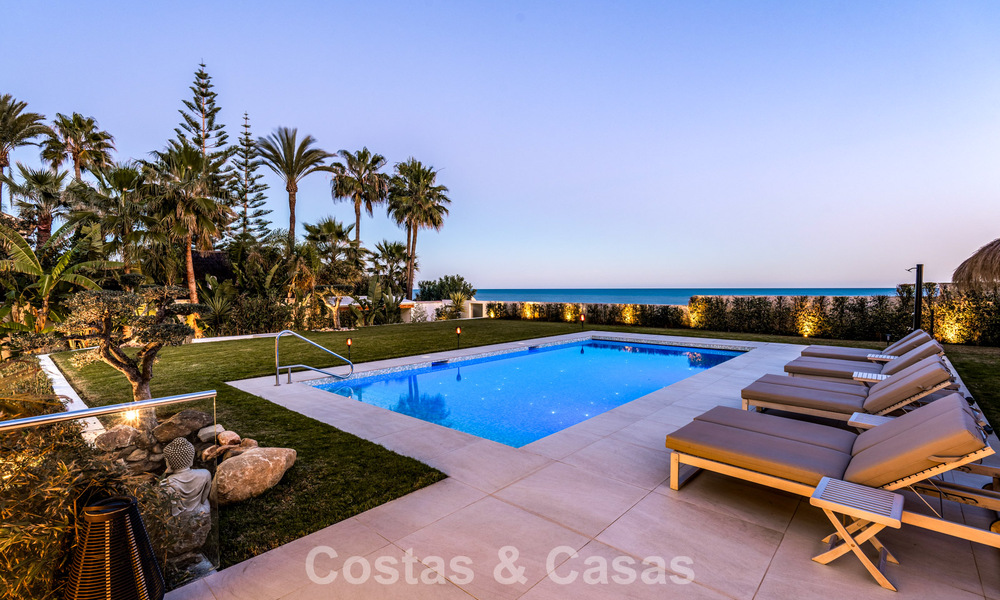 Exclusiva villa moderna en primera línea de playa en venta con acceso directo al mar en Mijas, Costa del Sol 797402