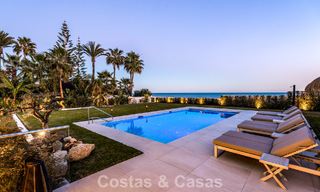 Exclusiva villa moderna en primera línea de playa en venta con acceso directo al mar en Mijas, Costa del Sol 797402 