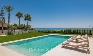 Exclusiva villa moderna en primera línea de playa en venta con acceso directo al mar en Mijas, Costa del Sol 797403 