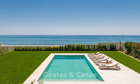 Exclusiva villa moderna en primera línea de playa en venta con acceso directo al mar en Mijas, Costa del Sol 797404