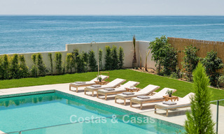 Exclusiva villa moderna en primera línea de playa en venta con acceso directo al mar en Mijas, Costa del Sol 797405 