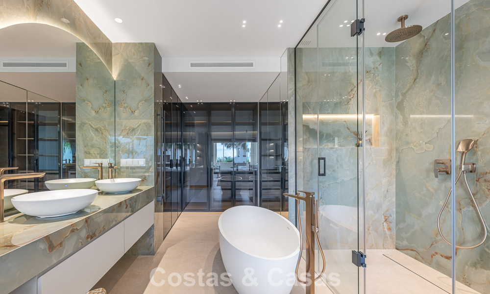 Apartamento de lujo con vistas al mar en primera línea de playa en la New Golden Mile entre Marbella y Estepona 797449
