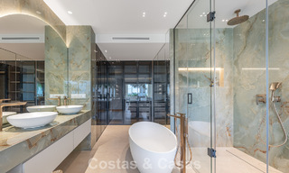 Apartamento de lujo con vistas al mar en primera línea de playa en la New Golden Mile entre Marbella y Estepona 797449 