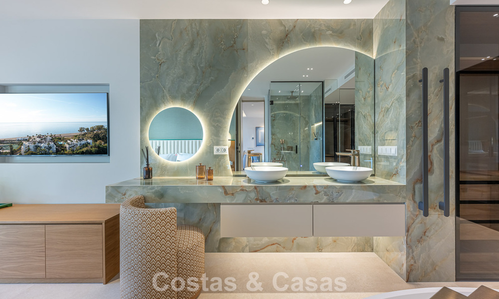 Apartamento de lujo con vistas al mar en primera línea de playa en la New Golden Mile entre Marbella y Estepona 797450