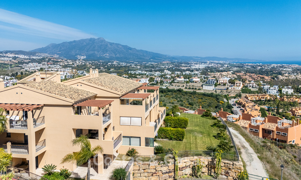 Ático de lujo prestigioso con vistas panorámicas al mar y al golf en venta en Marbella - Benahavís 797522