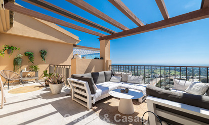 Ático de lujo prestigioso con vistas panorámicas al mar y al golf en venta en Marbella - Benahavís 797523