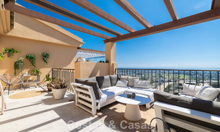 Ático de lujo prestigioso con vistas panorámicas al mar y al golf en venta en Marbella - Benahavís 797523 