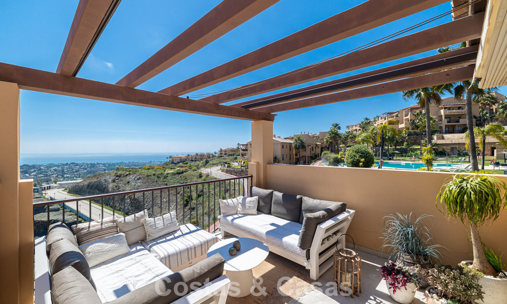 Ático de lujo prestigioso con vistas panorámicas al mar y al golf en venta en Marbella - Benahavís 797524