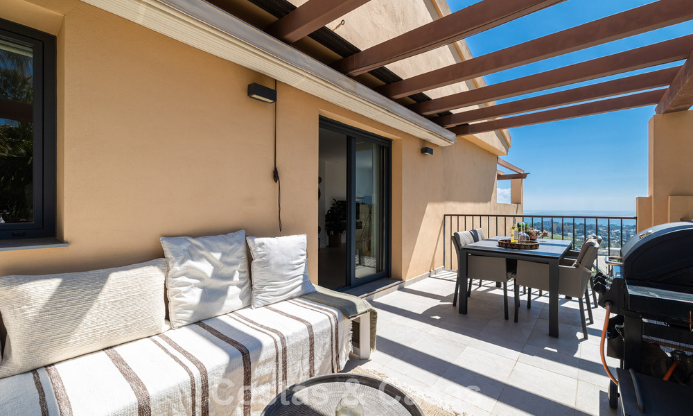 Ático de lujo prestigioso con vistas panorámicas al mar y al golf en venta en Marbella - Benahavís 797526