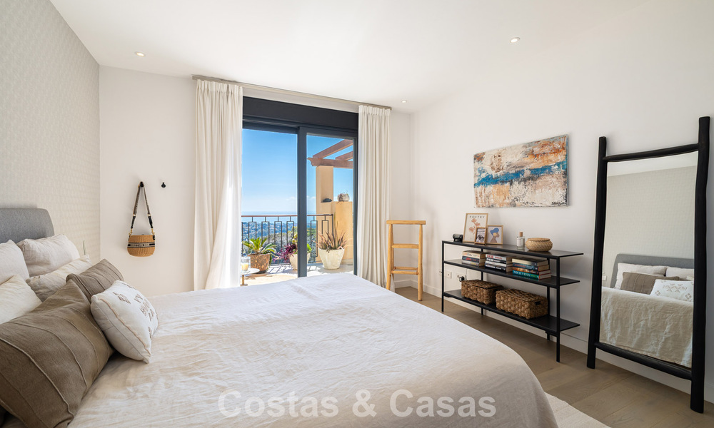 Ático de lujo prestigioso con vistas panorámicas al mar y al golf en venta en Marbella - Benahavís 797528