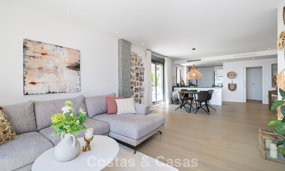 Ático de lujo prestigioso con vistas panorámicas al mar y al golf en venta en Marbella - Benahavís 797538