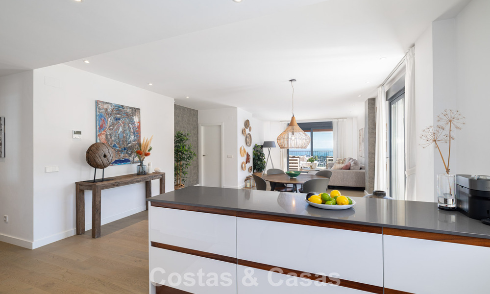 Ático de lujo prestigioso con vistas panorámicas al mar y al golf en venta en Marbella - Benahavís 797542