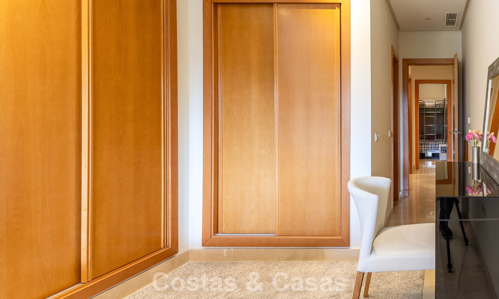Apartamento de lujo con jardín privado en venta a pocos pasos de la playa cerca de Puerto Banús, Marbella 797546