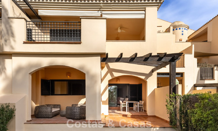 Apartamento de lujo con jardín privado en venta a pocos pasos de la playa cerca de Puerto Banús, Marbella 797547