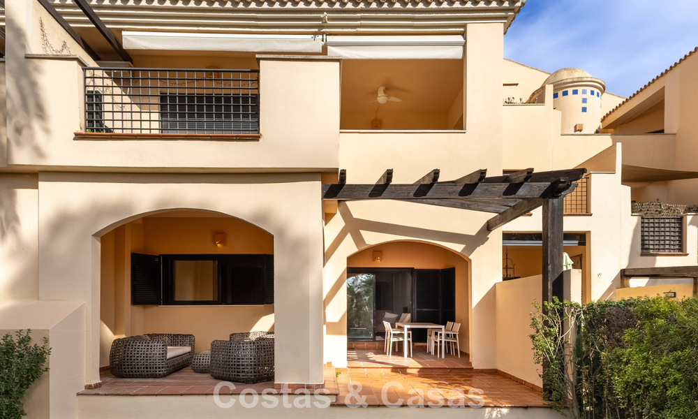 Apartamento de lujo con jardín privado en venta a pocos pasos de la playa cerca de Puerto Banús, Marbella 797547