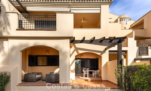 Apartamento de lujo con jardín privado en venta a pocos pasos de la playa cerca de Puerto Banús, Marbella 797547