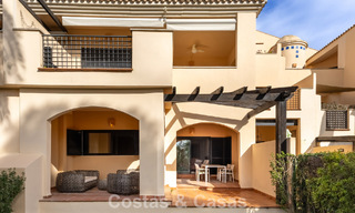 Apartamento de lujo con jardín privado en venta a pocos pasos de la playa cerca de Puerto Banús, Marbella 797547 