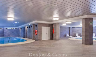 Apartamento de lujo con jardín privado en venta a pocos pasos de la playa cerca de Puerto Banús, Marbella 797548 