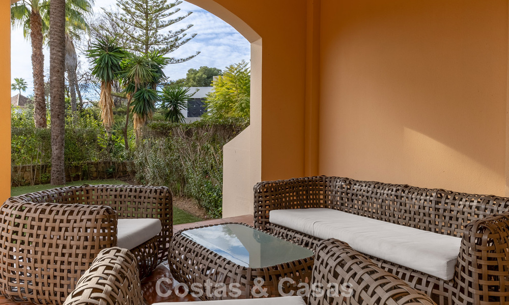 Apartamento de lujo con jardín privado en venta a pocos pasos de la playa cerca de Puerto Banús, Marbella 797550