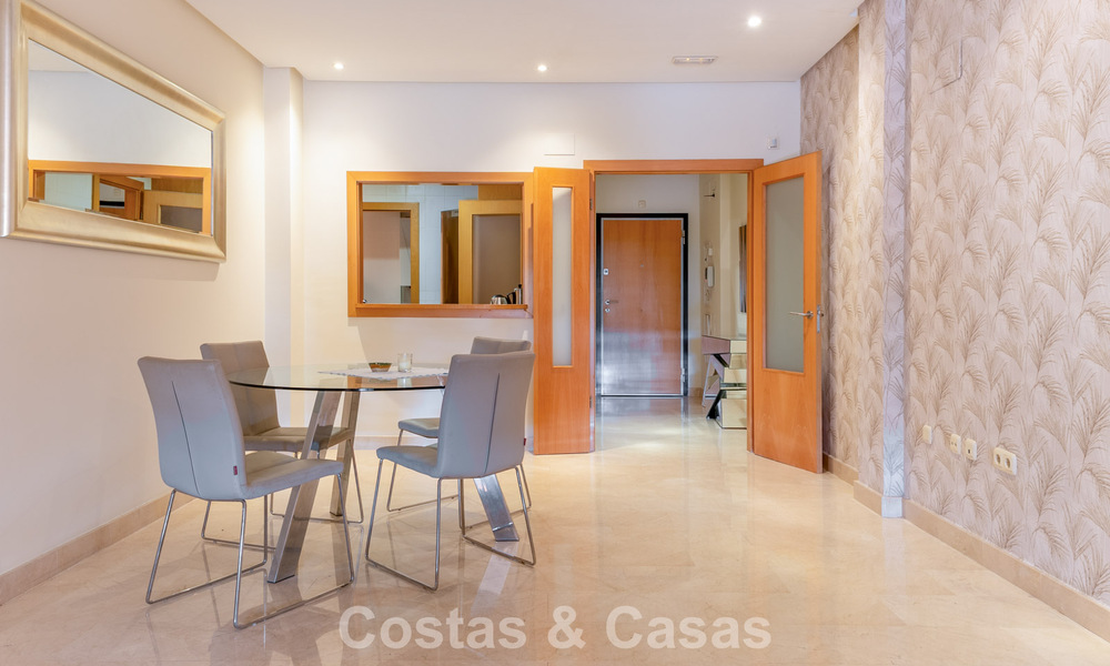 Apartamento de lujo con jardín privado en venta a pocos pasos de la playa cerca de Puerto Banús, Marbella 797551