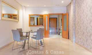 Apartamento de lujo con jardín privado en venta a pocos pasos de la playa cerca de Puerto Banús, Marbella 797551 