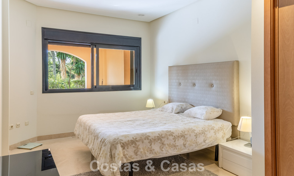 Apartamento de lujo con jardín privado en venta a pocos pasos de la playa cerca de Puerto Banús, Marbella 797552