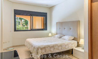 Apartamento de lujo con jardín privado en venta a pocos pasos de la playa cerca de Puerto Banús, Marbella 797552 