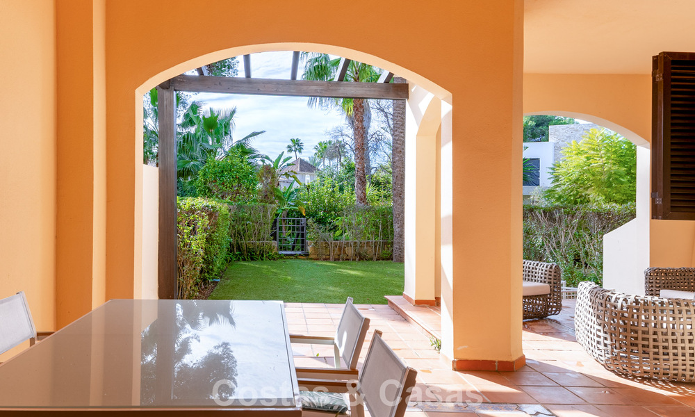 Apartamento de lujo con jardín privado en venta a pocos pasos de la playa cerca de Puerto Banús, Marbella 797553