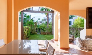 Apartamento de lujo con jardín privado en venta a pocos pasos de la playa cerca de Puerto Banús, Marbella 797553 