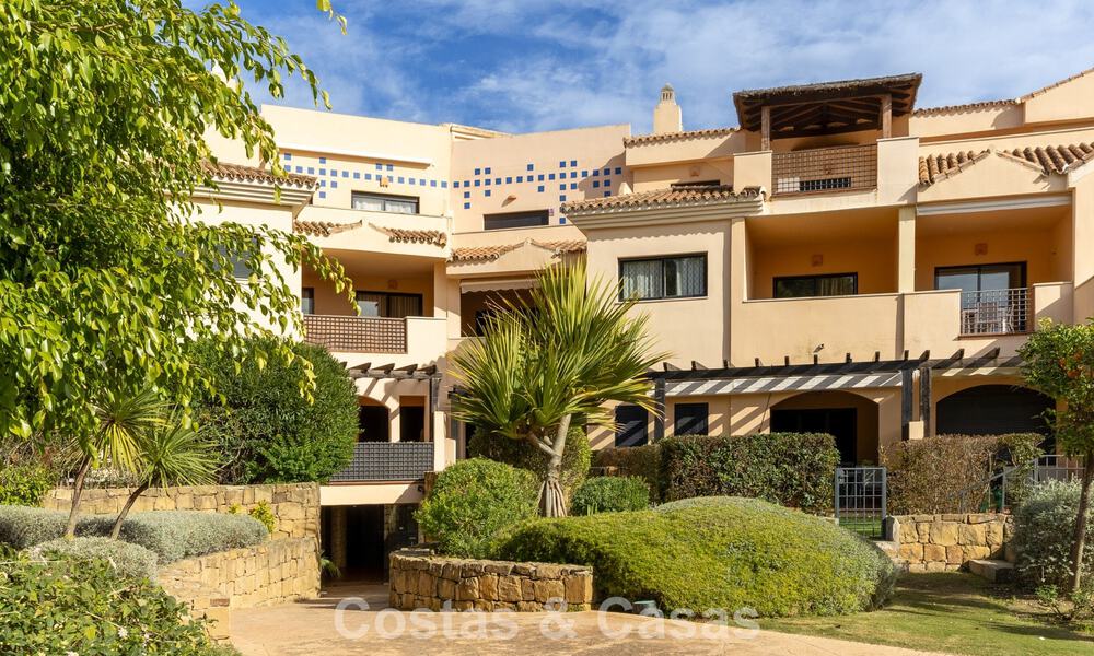 Apartamento de lujo con jardín privado en venta a pocos pasos de la playa cerca de Puerto Banús, Marbella 797554