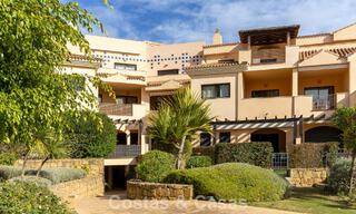 Apartamento de lujo con jardín privado en venta a pocos pasos de la playa cerca de Puerto Banús, Marbella 797554 