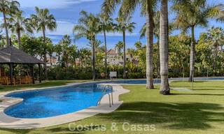 Apartamento de lujo con jardín privado en venta a pocos pasos de la playa cerca de Puerto Banús, Marbella 797555 