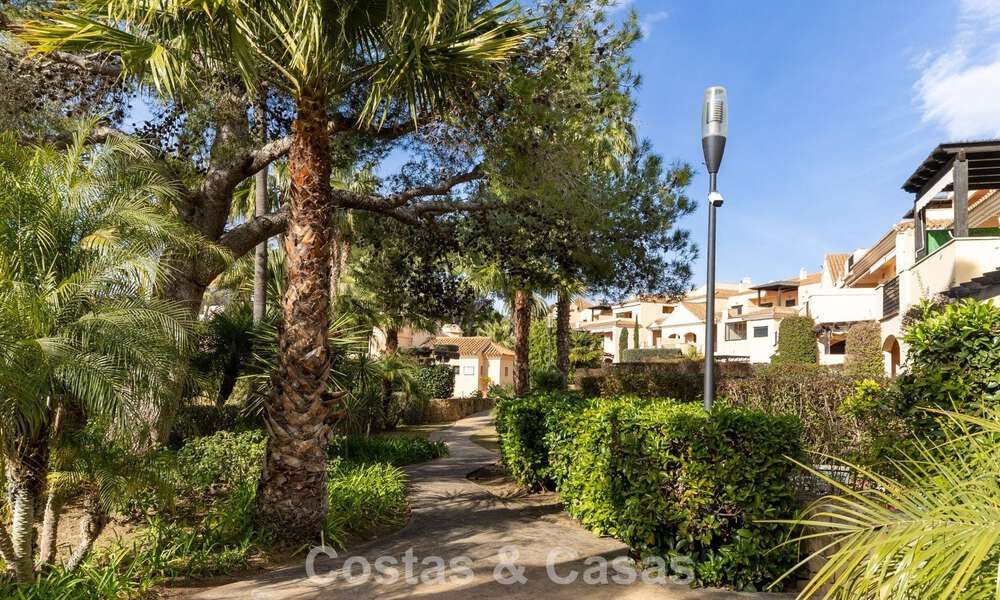 Apartamento de lujo con jardín privado en venta a pocos pasos de la playa cerca de Puerto Banús, Marbella 797556