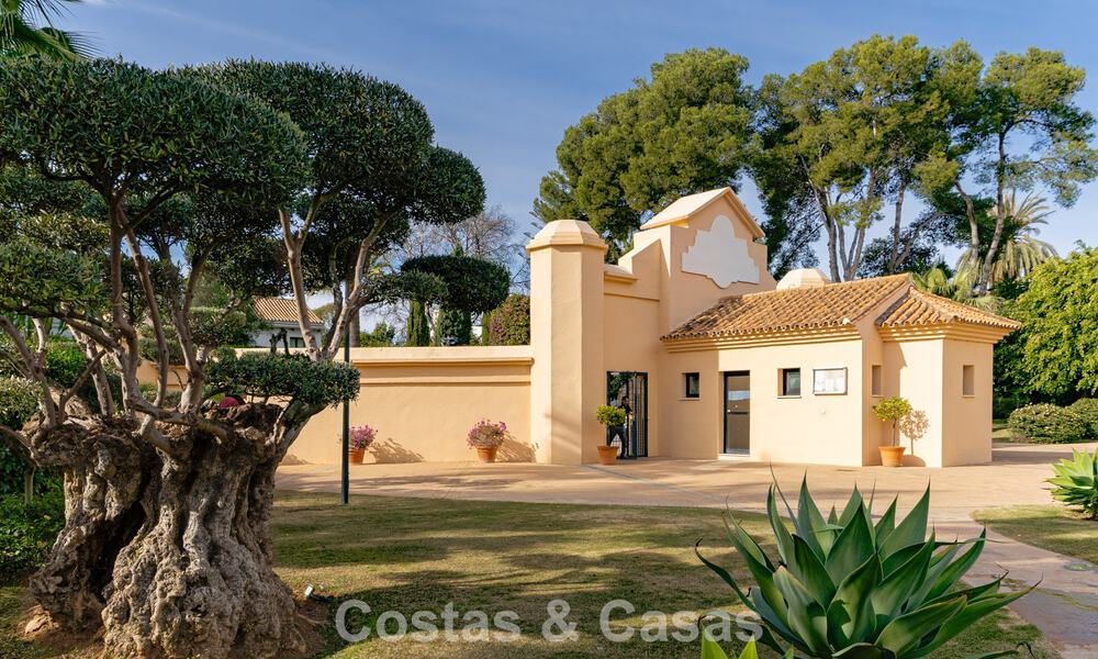 Apartamento de lujo con jardín privado en venta a pocos pasos de la playa cerca de Puerto Banús, Marbella 797557