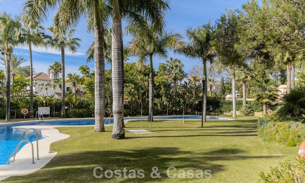 Apartamento de lujo con jardín privado en venta a pocos pasos de la playa cerca de Puerto Banús, Marbella 797559