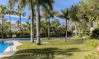Apartamento de lujo con jardín privado en venta a pocos pasos de la playa cerca de Puerto Banús, Marbella 797559 