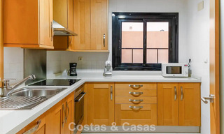 Apartamento de lujo con jardín privado en venta a pocos pasos de la playa cerca de Puerto Banús, Marbella 797560 