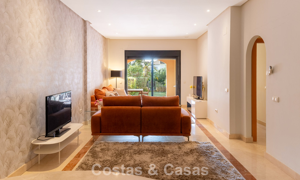 Apartamento de lujo con jardín privado en venta a pocos pasos de la playa cerca de Puerto Banús, Marbella 797561
