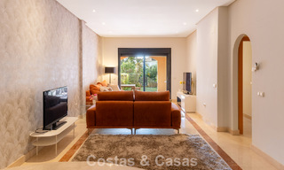 Apartamento de lujo con jardín privado en venta a pocos pasos de la playa cerca de Puerto Banús, Marbella 797561 