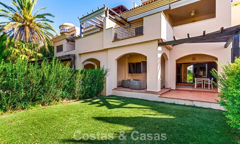 Apartamento de lujo con jardín privado en venta a pocos pasos de la playa cerca de Puerto Banús, Marbella 807528