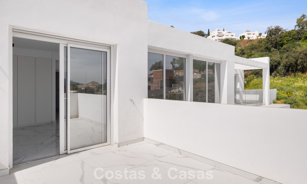Villa moderna de nueva construcción con vistas panorámicas al mar en venta en un entorno natural al este del centro de Marbella 797595