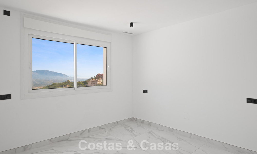 Villa moderna de nueva construcción con vistas panorámicas al mar en venta en un entorno natural al este del centro de Marbella 797596